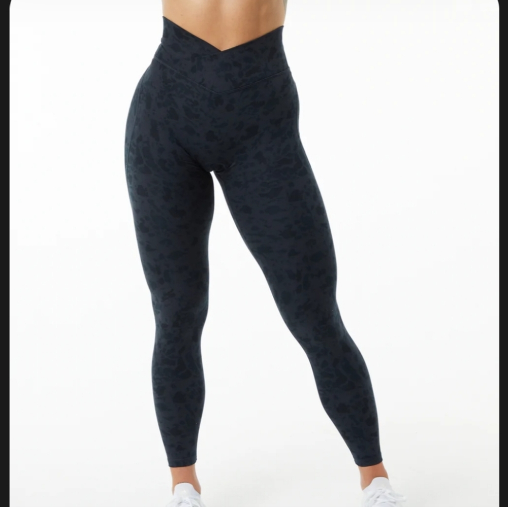 Alphalete Surface Power Leggin 27" (M) in pebble print black